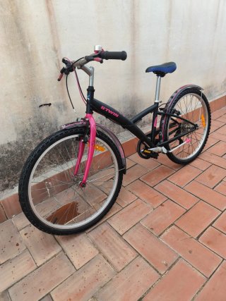 Bicicleta infantil Btwin rosa y negra