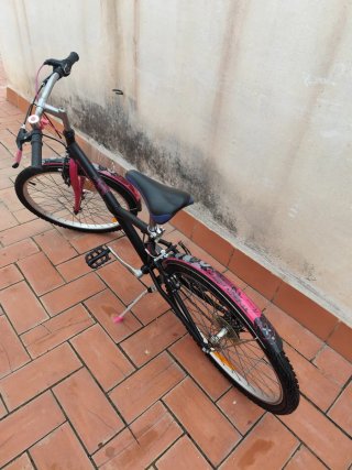 Bicicleta infantil Btwin rosa y negra