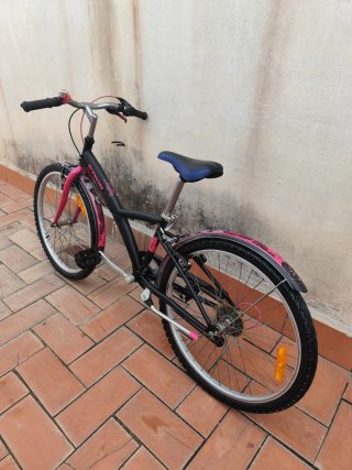 Bicicleta infantil Btwin rosa y negra
