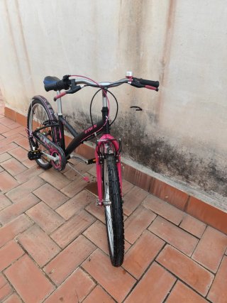 Bicicleta infantil Btwin rosa y negra