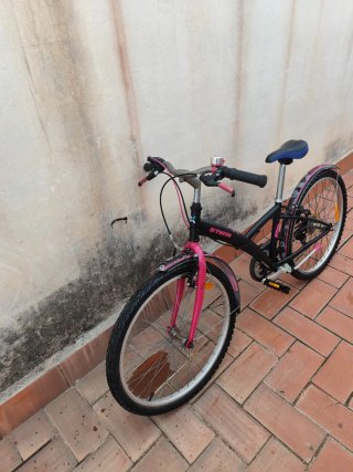 Bicicleta infantil Btwin rosa y negra