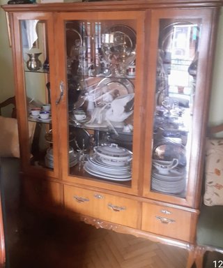 Vitrina de madera y cristal
