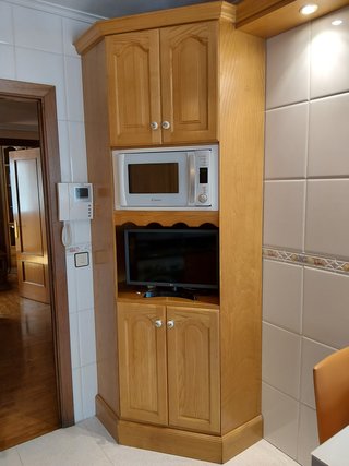 Mueble de cocina rústico madera y cristal