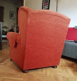 Sillón de madera maciza tapizado