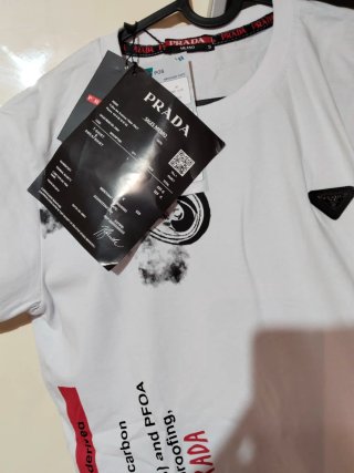 Camiseta Prada Blanca con Estampado