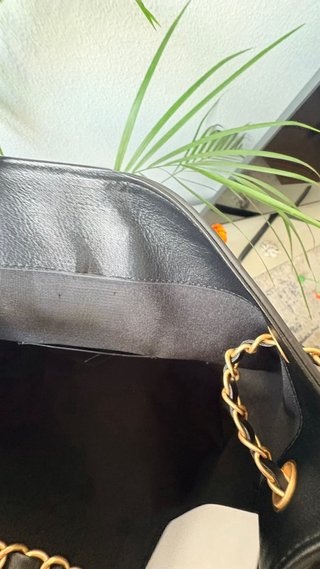 Bolso de hombro acolchado negro y dorado cadena