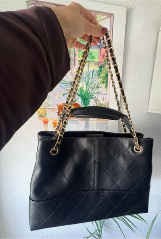 Bolso de hombro acolchado negro y dorado cadena