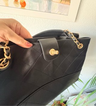 Bolso de hombro acolchado negro y dorado cadena