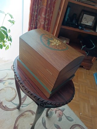 Joyero de madera pintado a mano