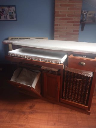 Mueble de plancha de madera y mimbre