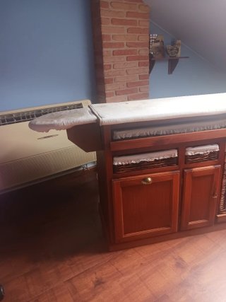 Mueble de plancha de madera y mimbre
