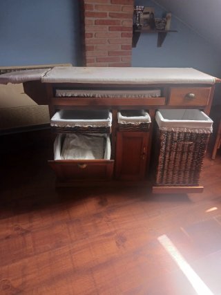 Mueble de plancha de madera y mimbre