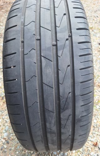 Neumático 215 45 R18