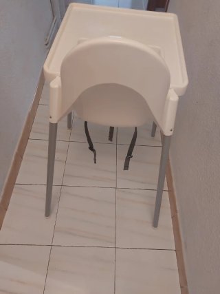 Trona blanca para bebé