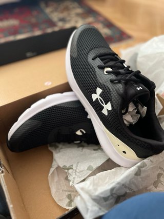 Zapatillas Under Armour Negras y Blancas