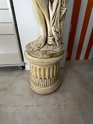 Estatua de mujer clásica