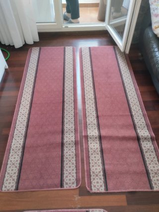Alfombra de pasillo rosa y beige