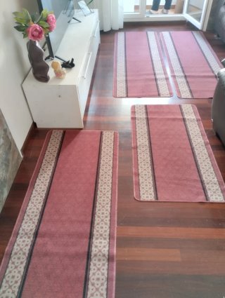 Alfombra de pasillo rosa y beige