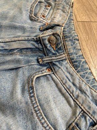 Pantalón vaquero azul desgastado