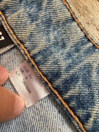 Pantalón vaquero azul desgastado
