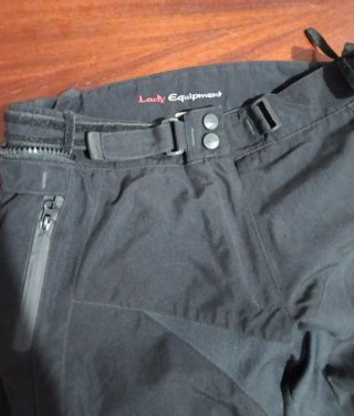 Chaqueta y pantalón negros mujer con protecciones