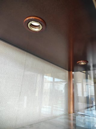 Vitrina expositora de madera y cristal