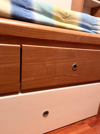 Habitación con cama nido y escritorio