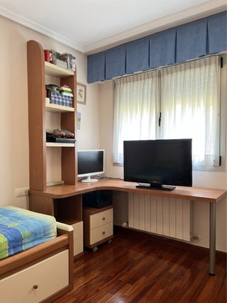 Habitación con cama nido y escritorio