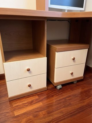 Habitación con cama nido y escritorio