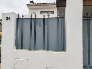 Valla metálica exterior gris