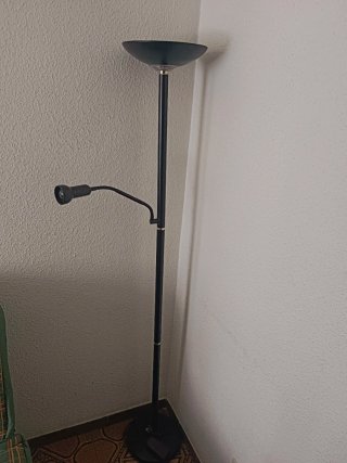 Lámpara de pie negra