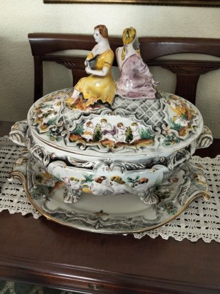 Sopera de porcelana portuguesa decorada