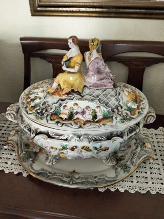 Sopera de porcelana portuguesa decorada