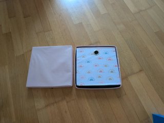 Caja plegable de tela beige y rosa
