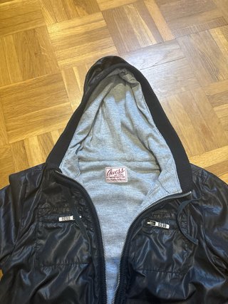 Chaqueta Guess Negra con Capucha