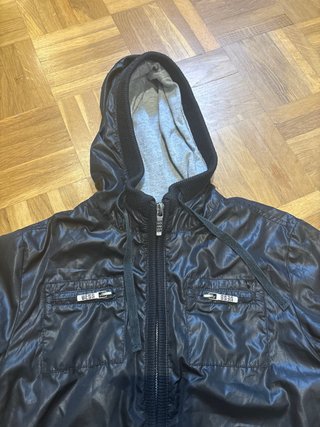Chaqueta Guess Negra con Capucha