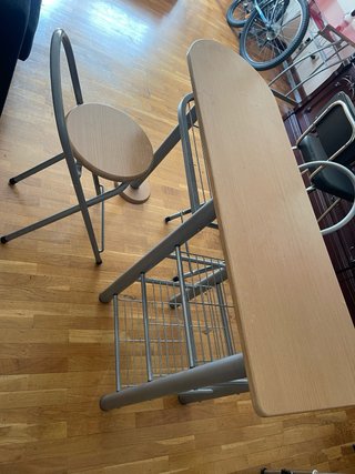 Mesa alta de cocina con taburete