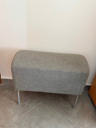 Banco tapizado gris patas metálicas