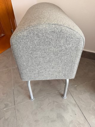 Banco tapizado gris patas metálicas