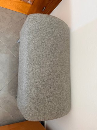 Banco tapizado gris patas metálicas
