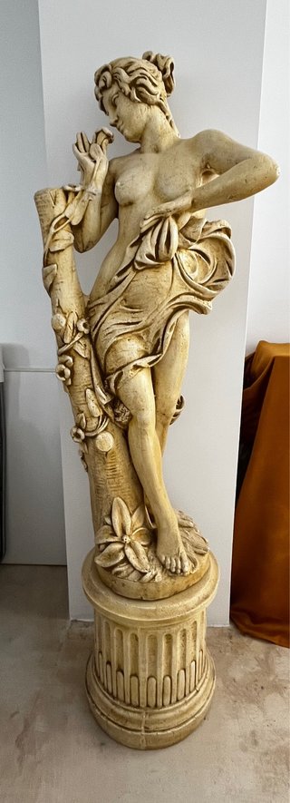 Estatua de mujer clásica
