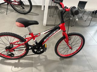 Bicicleta Infantil Roja Btwin 50 e las dos.