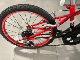 Bicicleta Infantil Roja Btwin 50 e las dos.