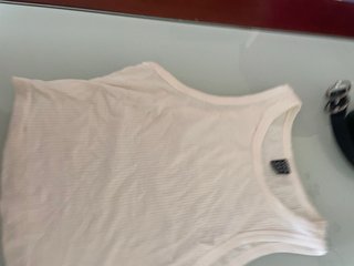 4 tops; blanco; azul; negro; rayas. Y un pantalon