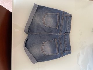 4 tops; blanco; azul; negro; rayas. Y un pantalon