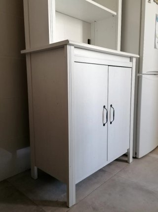 Alacena blanca de madera