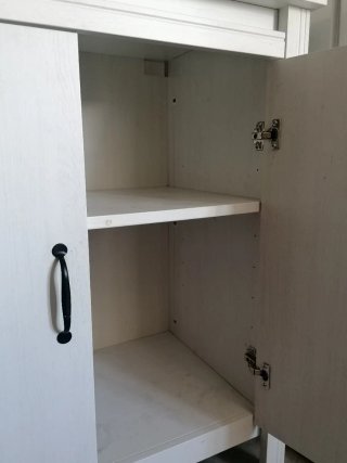 Alacena blanca de madera