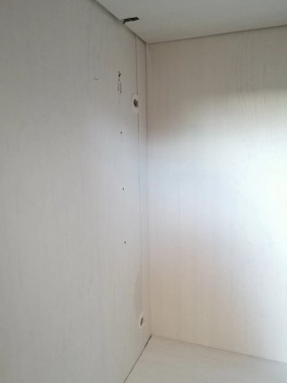 Alacena blanca de madera