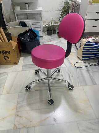 Silla giratoria rosa con respaldo