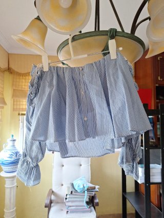 Blusa sin hombros rayas azules y blancas